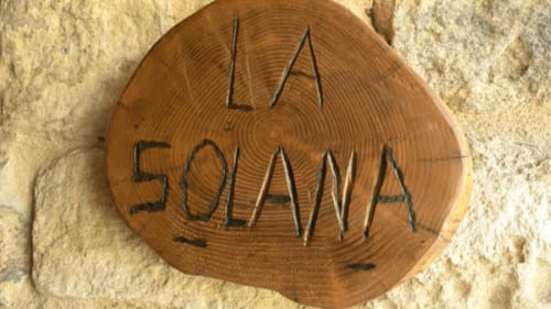 Cartel de madera tallada que dice « La Solana » en Can Gat Vell, casa rural en Girona, Empordà-Catalunya