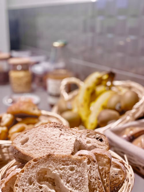 Pains artisanaux et pâtisseries du petit-déjeuner de l'Hôtel Saint Roch, Saint-Ybard, France
