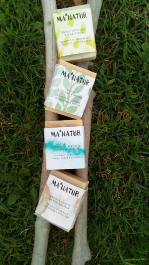 Savons naturels Ma'natur exposés sur une étagère en bois à la Baccara Lodge d'Arengosse, France
