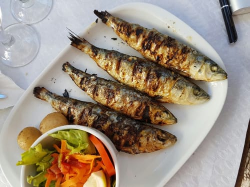 Peixe grelhado inteiro com salada fresca na Casa Da Avó Ilda, Matosinhos