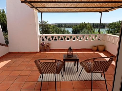 Terraço com cadeiras de vime com vista para o rio Juromenha, villa Casas de Juromenha com pérgola sombreada