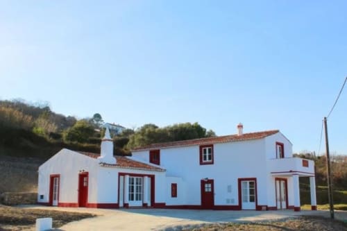 Villa Casa dos Queixos em Juromenha, Portugal - casa tradicional branca e vermelha com vistas para a montanha e pátio ao ar livre