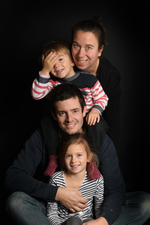 Portrait de famille à Vacances en Touraine, Souvigny-de-Touraine. Deux adultes et deux enfants souriants ensemble.