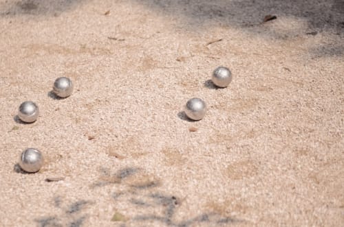 Boules colorées sur le sable à Vacances en Touraine, Souvigny-de-Touraine
