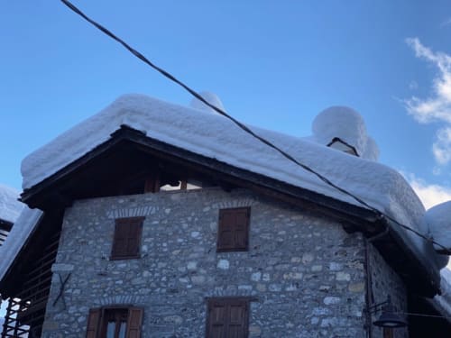 La Tana dell'Orso,splendida struttura Agrituristica appena rinnovata nel centro storico di Forni di Sopra ha degli splendidi terrazzi dove è consentito fumare. Gli appartamenti sono tutti dotati di WeFi fibra super veloce , Smart TV satellitare + Netflix. Inoltre la struttura ha tre parcheggi e consente l' accesso agli animali :Free Parking e Pet frendly. Inoltre in struttura troverete chi su richiesta ofre il servizio di accompagnatore per splendide escursioni in una natura incontaminata ricca di sorprese e potrete visitare i posti più belli e nascosti del comprensorio di Forni di Sopra. www.giacomelli-house.com