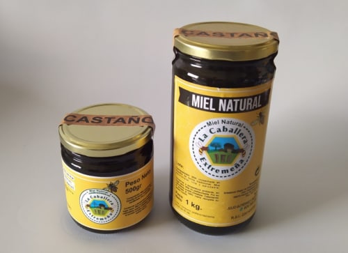 Dos frascos de miel natural La Caballería de Extremadura, España - tamaños de 500g y 1kg con tapas doradas