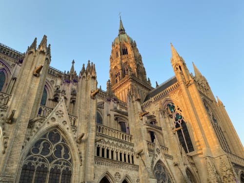 Les flèches gothiques ornées et la façade en pierre travaillée de la Cathédrale de Bayeux en Normandie, près de l'hôtel Le 58 Bayeux