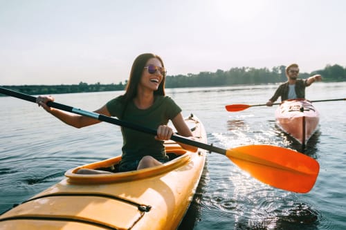 Des clients heureux font du kayak sur la rivière près de Bayeux, profitant des activités de sports nautiques en plein air