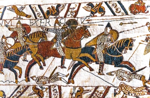Détail de la Tapisserie de Bayeux médiévale montrant la cavalerie normande et les soldats au combat, Hôtel Le 58 Bayeux