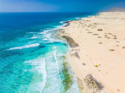 Villa. Fuerteventura, España, Canarias, ubicación perfecta, lujo, exclusivo, retiro, privado, villa, serenidad, relajación, comodidad, vista al mar, jardín, piscina privada, piscina climatizada, diseño, encanto, elegante, rural, aislado, auténtico, belleza natural, isla, Corralejo, Lajares cerca de la playa, servicios a poca distancia, premium, wi-fi, gratis, privacidad, servicio personalizado, personal, bienestar, spa, hospitalidad, escape, vacaciones, sol, atardecer, amanecer, silencio, calma, descubrir, explorar, experimentar, único, inolvidable, recuerdos, rejuvenecimiento, energía, alma, sonrisa