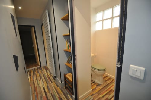 Couloir moderne avec salle de bain aux Vacances en Touraine, Souvigny-de-Touraine, avec parquet coloré et éléments intégrés