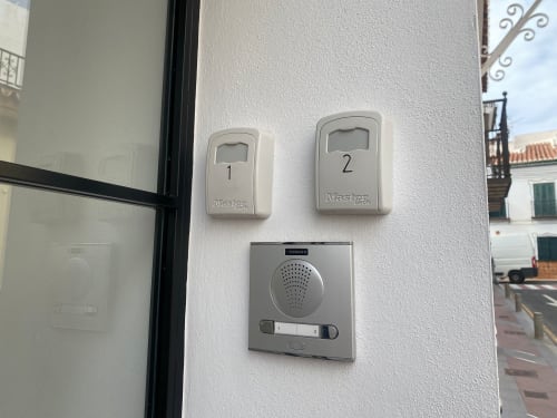 Sistema de portero automático y timbre en la entrada del apartamento de Nerja Holiday Homes con botones de llamada numerados