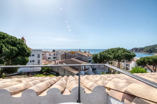 Terraza en la azotea con baldosas de terracota con vistas al mar Mediterráneo, Palafrugell
