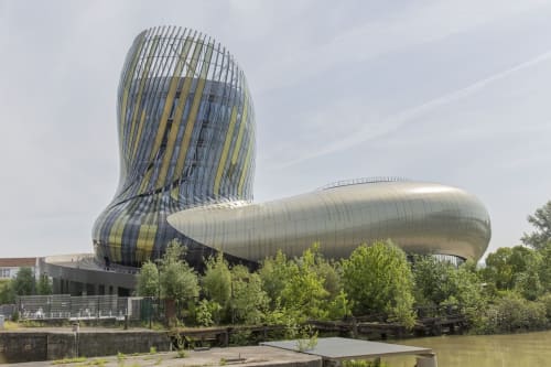 Balcon d'une chambre d'hôtes avec vue sur les vignes
: Un balcon accueillant d'une chambre d'hôtes, où les visiteurs peuvent déguster un verre de vin tout en admirant le paysage viticole de Bordeaux. Découvrez à 20 minutes la cité du vin et profitez des meilleurs vins !
