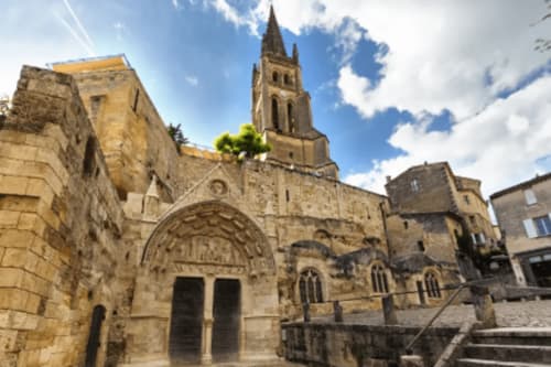 Découvrez l'eglise monolithe de saint-emilion et baladez-vous dans cette cité médiéval magnifique entourée de vigne et des meilleurs vins de la région de Bordeaux.