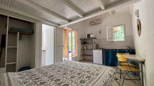 Villa studio au Maquis Plage avec lit, kitchenette, bureau et accès patio à Poggio-Mezzana