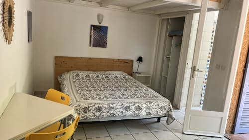 Chambre studio à Le Maquis Plage à Poggio-Mezzana avec lit en bois, bureau et carrelage