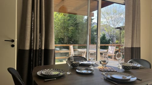 Table de salle à manger élégante avec couvert donnant sur la terrasse de la villa Le Maquis Plage à Poggio-Mezzana, France