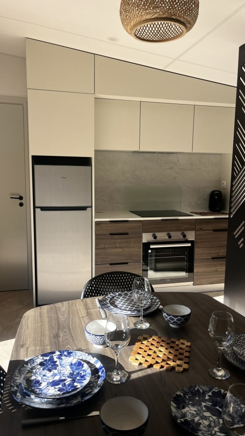 Cuisine moderne et espace repas dans la villa Mobil-Home Yuka au Maquis Plage, Poggio-Mezzana, avec table élégamment dressée