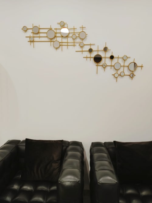 Scultura d'arte murale in stile mid-century moderno sopra il divano in pelle nera nell'Appartamento Mazzini di THE V Collection, Turate