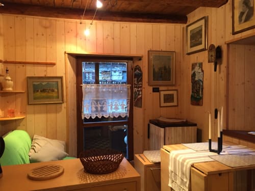 La Tana dell'Orso,splendida struttura Agrituristica appena rinnovata nel centro storico di Forni di Sopra ha degli splendidi terrazzi dove è consentito fumare. Gli appartamenti sono tutti dotati di WeFi fibra super veloce , Smart TV satellitare + Netflix. Inoltre la struttura ha tre parcheggi e consente l' accesso agli animali :Free Parking e Pet frendly. Inoltre in struttura troverete chi su richiesta ofre il servizio di accompagnatore per splendide escursioni in una natura incontaminata ricca di sorprese e potrete visitare i posti più belli e nascosti del comprensorio di Forni di Sopra. www.giacomelli-house.com