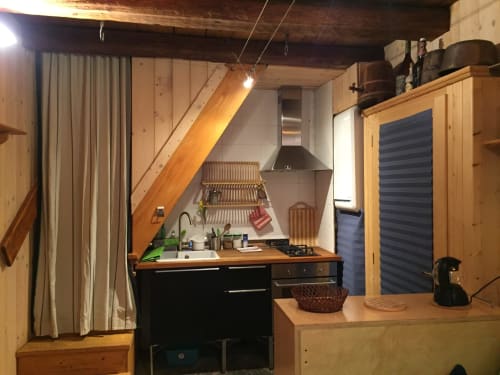 La Tana dell'Orso,splendida struttura Agrituristica appena rinnovata nel centro storico di Forni di Sopra ha degli splendidi terrazzi dove è consentito fumare. Gli appartamenti sono tutti dotati di WeFi fibra super veloce , Smart TV satellitare + Netflix. Inoltre la struttura ha tre parcheggi e consente l' accesso agli animali :Free Parking e Pet frendly. Inoltre in struttura troverete chi su richiesta ofre il servizio di accompagnatore per splendide escursioni in una natura incontaminata ricca di sorprese e potrete visitare i posti più belli e nascosti del comprensorio di Forni di Sopra. www.giacomelli-house.com