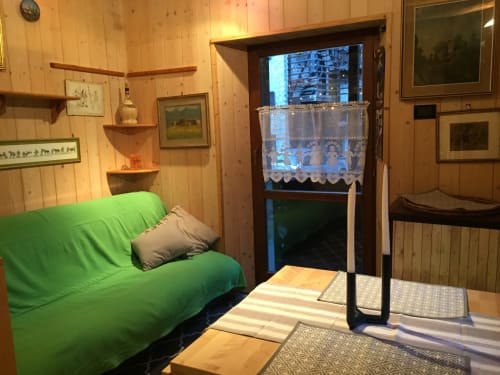 La Tana dell'Orso,splendida struttura Agrituristica appena rinnovata nel centro storico di Forni di Sopra ha degli splendidi terrazzi dove è consentito fumare. Gli appartamenti sono tutti dotati di WeFi fibra super veloce , Smart TV satellitare + Netflix. Inoltre la struttura ha tre parcheggi e consente l' accesso agli animali :Free Parking e Pet frendly. Inoltre in struttura troverete chi su richiesta ofre il servizio di accompagnatore per splendide escursioni in una natura incontaminata ricca di sorprese e potrete visitare i posti più belli e nascosti del comprensorio di Forni di Sopra. www.giacomelli-house.com