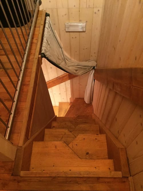 La Tana dell'Orso,splendida struttura Agrituristica appena rinnovata nel centro storico di Forni di Sopra ha degli splendidi terrazzi dove è consentito fumare. Gli appartamenti sono tutti dotati di WeFi fibra super veloce , Smart TV satellitare + Netflix. Inoltre la struttura ha tre parcheggi e consente l' accesso agli animali :Free Parking e Pet frendly. Inoltre in struttura troverete chi su richiesta ofre il servizio di accompagnatore per splendide escursioni in una natura incontaminata ricca di sorprese e potrete visitare i posti più belli e nascosti del comprensorio di Forni di Sopra. www.giacomelli-house.com