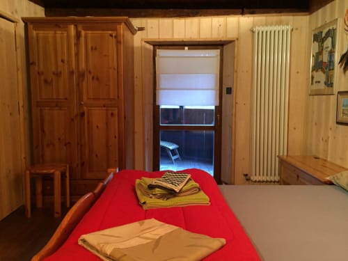 La Tana dell'Orso,splendida struttura Agrituristica appena rinnovata nel centro storico di Forni di Sopra ha degli splendidi terrazzi dove è consentito fumare. Gli appartamenti sono tutti dotati di WeFi fibra super veloce , Smart TV satellitare + Netflix. Inoltre la struttura ha tre parcheggi e consente l' accesso agli animali :Free Parking e Pet frendly. Inoltre in struttura troverete chi su richiesta ofre il servizio di accompagnatore per splendide escursioni in una natura incontaminata ricca di sorprese e potrete visitare i posti più belli e nascosti del comprensorio di Forni di Sopra. www.giacomelli-house.com