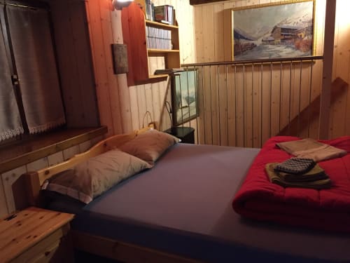 La Tana dell'Orso,splendida struttura Agrituristica appena rinnovata nel centro storico di Forni di Sopra ha degli splendidi terrazzi dove è consentito fumare. Gli appartamenti sono tutti dotati di WeFi fibra super veloce , Smart TV satellitare + Netflix. Inoltre la struttura ha tre parcheggi e consente l' accesso agli animali :Free Parking e Pet frendly. Inoltre in struttura troverete chi su richiesta ofre il servizio di accompagnatore per splendide escursioni in una natura incontaminata ricca di sorprese e potrete visitare i posti più belli e nascosti del comprensorio di Forni di Sopra. www.giacomelli-house.com