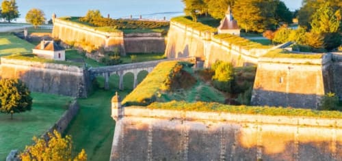 Vacances à la Citadelle de Blaye : séjournez dans nos chambres d'hôtes de la Maison Sommet Clos les Arbories. Profitez d'une vue imprenable sur cette fortification historique tout en vous relaxant dans un cadre confortable et accueillant, idéal pour explorer les trésors de la région.