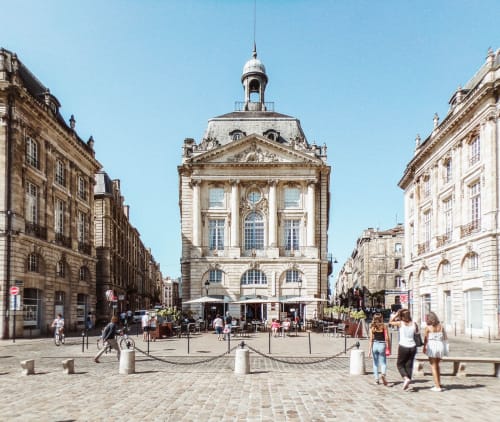 Profitez de vacances à Bordeaux en séjournant dans nos chambres d'hôtes. Explorez les magnifiques attraits de la ville, des quais aux monuments historiques, tout en bénéficiant d'un accueil chaleureux et d'un confort optimal dans un cadre paisible.