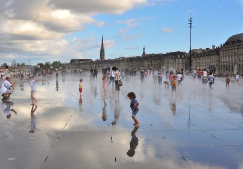 Vacances à Bordeaux : admirez le Miroir d'eau, symbole emblématique de la ville, et séjournez dans nos chambres d'hôtes confortables. Profitez d'une escapade unique entre la beauté du paysage urbain et le confort de notre accueil chaleureux.