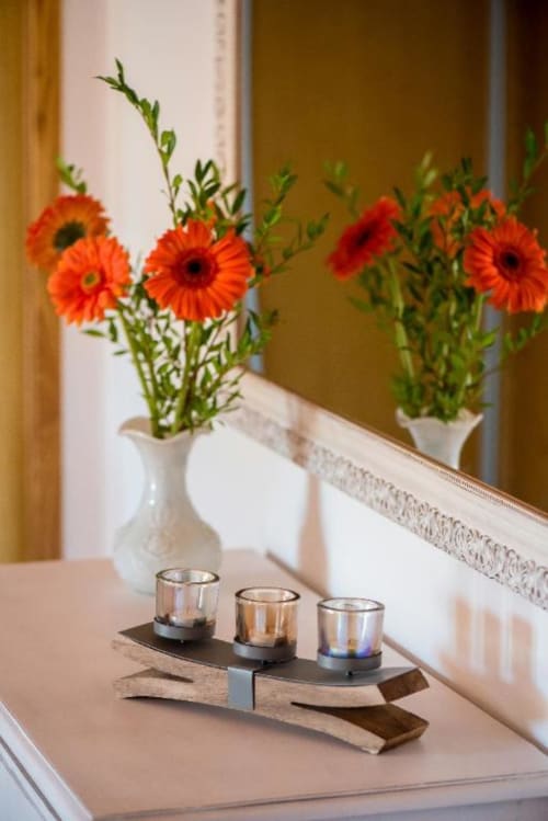 Flores de gérbera vermelhas em vasos brancos com velas no parapeito da janela do hotel butique Home Alliance em Óbidos, Portugal