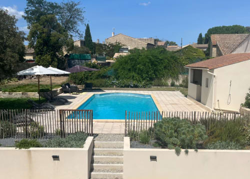 Piscine de La Conciergerie De Franck à Boissières, France, entourée de terrasse et de vues sur la campagne