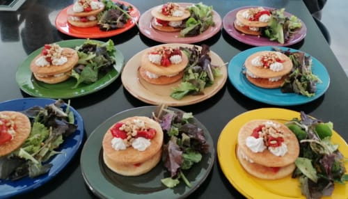 Farbenfrohe Gourmet-Bruschettas mit frischem Salat und Toppings im La Conciergerie De Franck, Boissieres