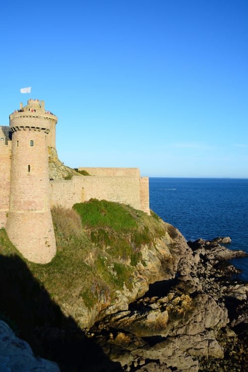 Tour en pierre médiévale aux falaises rocheuses et mer bleue, Maison Grand Large à Saint-Cast-le-Guildo