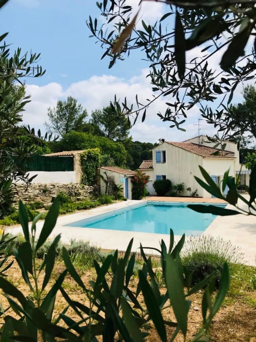Villa méditerranéenne avec piscine, oliviers et bâtiments en pierre à Boissières