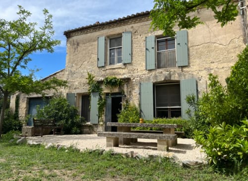 Maison en pierre rustique La Conciergerie De Franck à Boissieres avec volets bleus et lierre