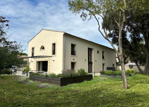 Maison de couleur crème moderne entourée d'arbres à La Conciergerie De Franck à Boissieres, France