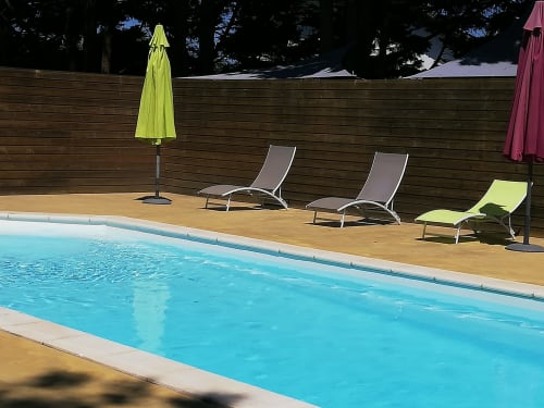 A_orillas_de_la_piscina_L_Ocean_des_Landes,_relax_lectura_y_descanso_sin_fin