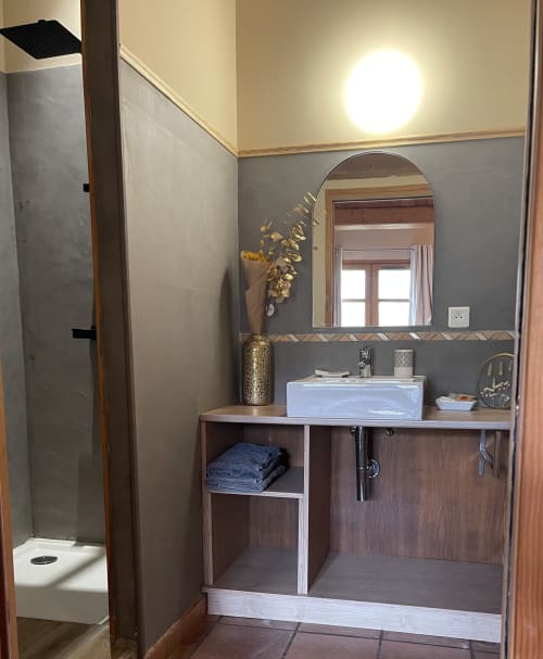 Salle de bain, miroir,fleurs