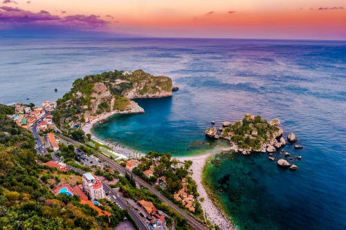 ToviMar Apartments a Taormina affaccia su acque turchesi del Mediterraneo e drammatiche scogliere rocciose al tramonto
