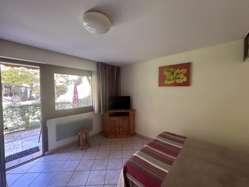 Studio lumineux à l'Hôtel Studios La Rochetaillée à Brides-les-Bains avec TV, lits, accès à la terrasse et vue sur les montagnes