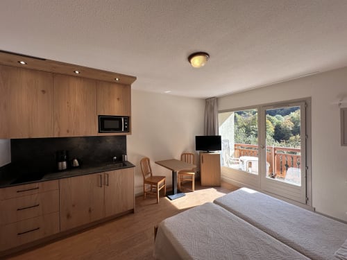 Studio à l'Hôtel La Rochetaillée à Brides-les-Bains avec vue montagne, kitchenette, lits et accès balcon