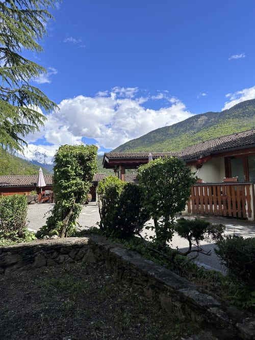 Cour d'une station alpine à l'Hôtel Studios La Rochetaillée à Brides-les-Bains avec vue sur les montagnes