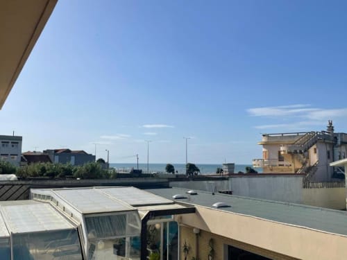Vista do balcão na Casa Da Avó Ilda em Matosinhos com vista para o oceano, terraço e arquitetura costeira