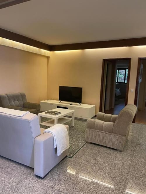 Moderna sala de estar com assentos confortáveis, TV de tela plana e iluminação aconchegante na pousada Casa Da Avó Ilda, Matosinhos