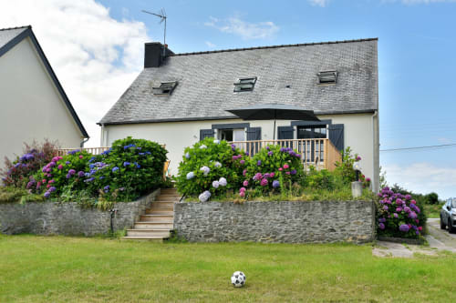 Villa Maison Grand Large à Saint-Cast-le-Guildo avec hortensias fleuris, jardin, terrasse en pierre et terrasse en bois avec vue