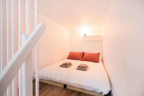 Appartement La Mezzanine au Laurencin, appart’hôtel à Sens centre-ville. Cuisine équipée, wifi, linge, arrivée autonome, couchage en mezzanine. Réservez en direct.